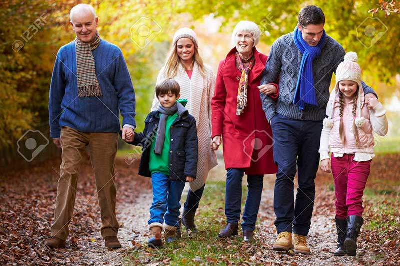 test-42271397-multl-erzeugungs-familie-die-entlang-herbstpfad