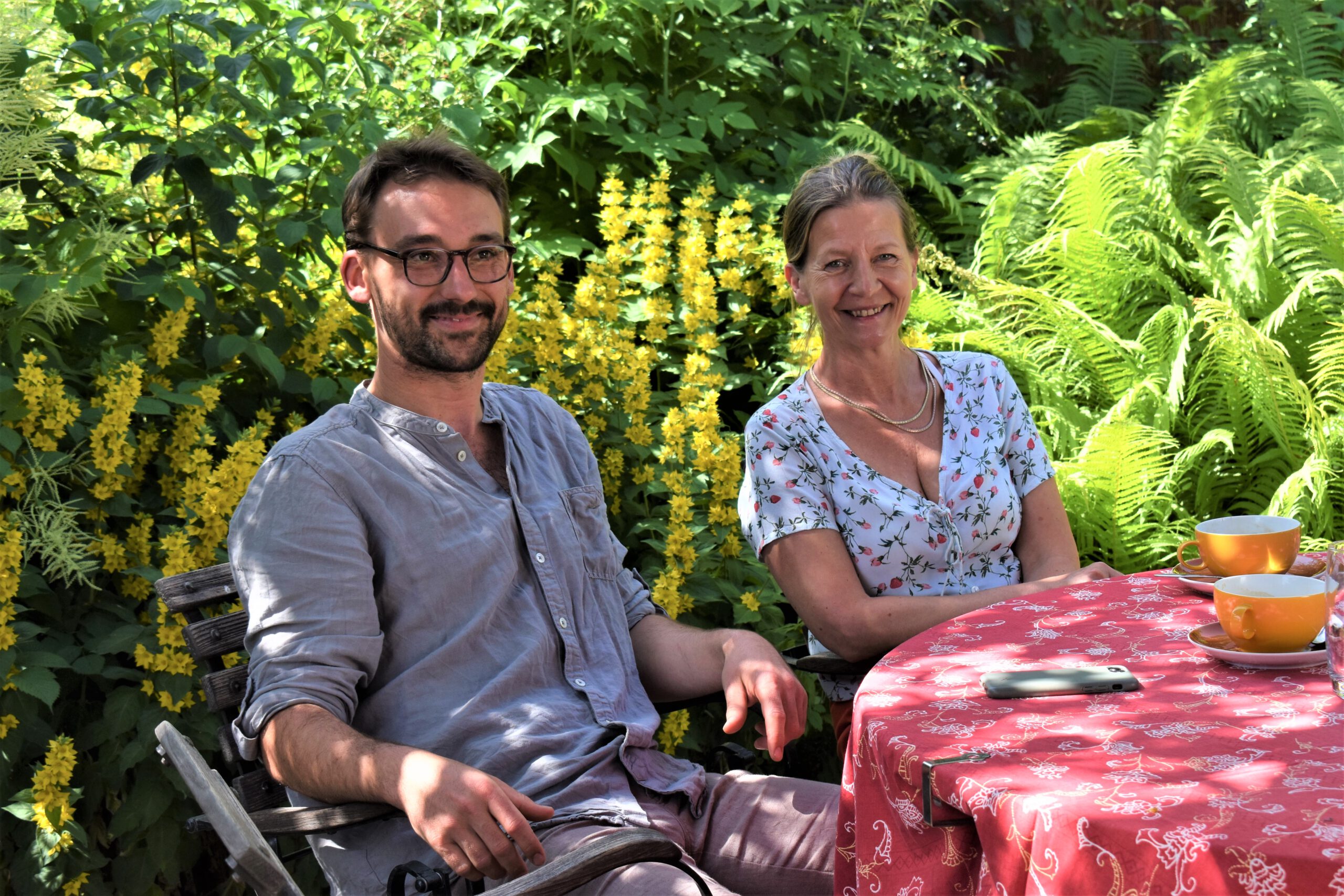 Benedikt Raiser und Edda Eichler an einem Tisch