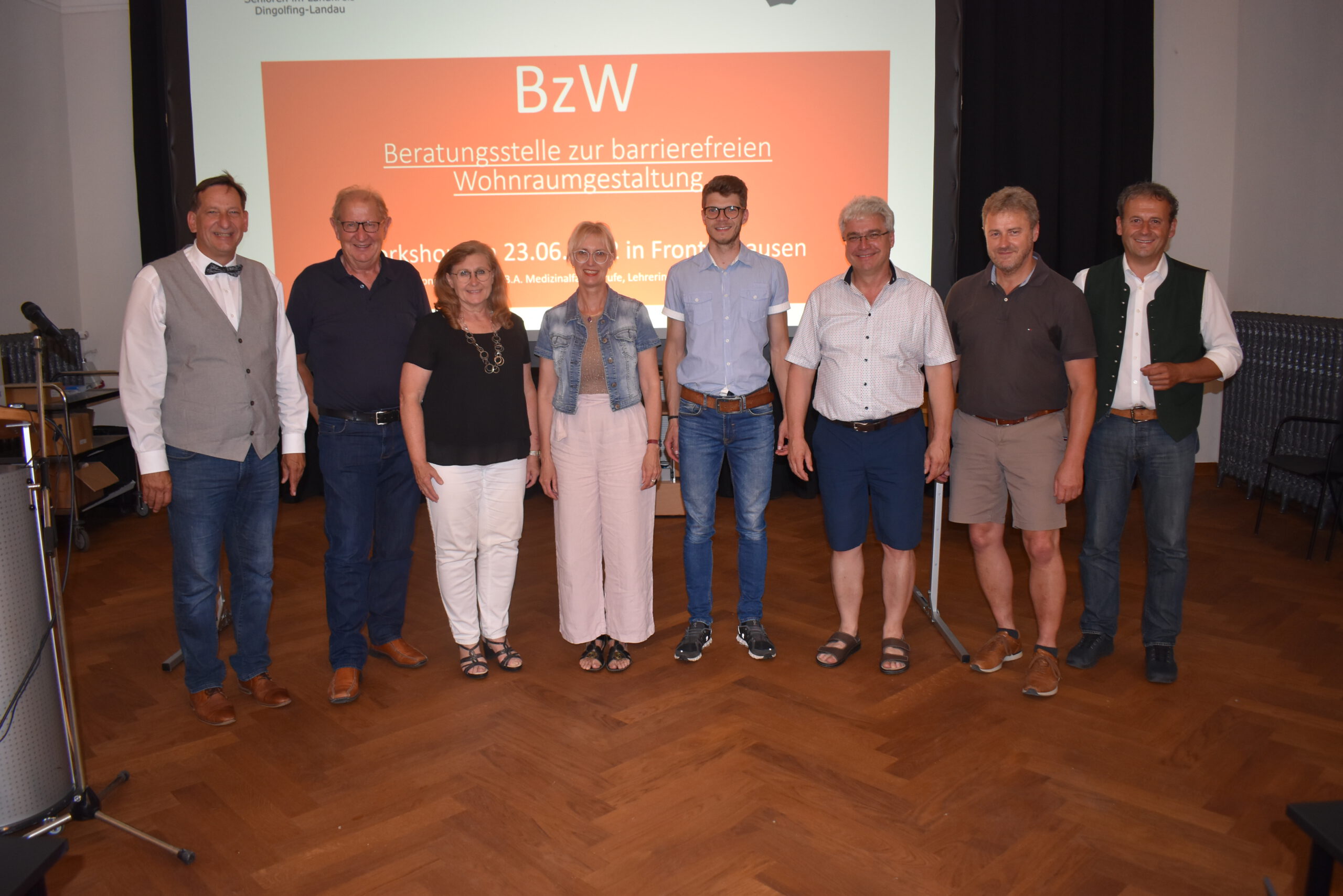 Gruppenfoto mit acht Personen